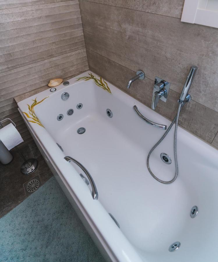 Lux House With Outdoor Jacuzzi And Sea View In Santorini Apartment Emporio  Bagian luar foto