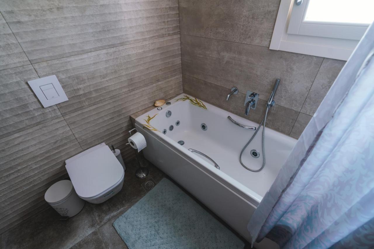 Lux House With Outdoor Jacuzzi And Sea View In Santorini Apartment Emporio  Bagian luar foto